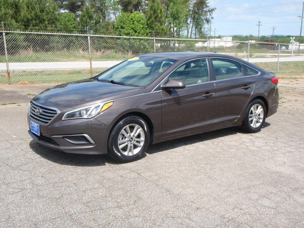 2016 DARK TRUFFLE METALLIC /TAN Hyundai Sonata SE (5NPE24AF4GH) with an 2.4L L4 DOHC 16V engine, AUTOMATIC transmission, located at 2812 White Horse Road, Greenville, SC, 29611, (864) 269-1711, 34.808655, -82.434776 - 2.4 LITER 4 CYLINDER ENGINE,16 INCH ALLOY WHEELS,NEW SET OF TIRES,ANTI LOCK BRAKES,TILT/REACH STEERING,A/C,DUAL AIRBAGS,FRONT SIDE AIRBAGS,BODY COLOR BUMPERS,MIRRORS,AND DOOR HANDLES,CRUISE CONTROL,AUTOMATIC HEADLIGHTS,FRONT/REAR MAP READING LIGHTS,USB/AUX OUTLET,LIT VANITY MIRRORS,TRACTION CONTROL, - Photo #0