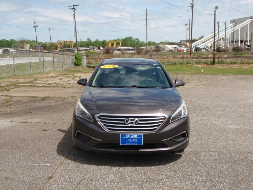 2016 DARK TRUFFLE METALLIC /TAN Hyundai Sonata SE (5NPE24AF4GH) with an 2.4L L4 DOHC 16V engine, AUTOMATIC transmission, located at 2812 White Horse Road, Greenville, SC, 29611, (864) 269-1711, 34.808655, -82.434776 - 2.4 LITER 4 CYLINDER ENGINE,16 INCH ALLOY WHEELS,NEW SET OF TIRES,ANTI LOCK BRAKES,TILT/REACH STEERING,A/C,DUAL AIRBAGS,FRONT SIDE AIRBAGS,BODY COLOR BUMPERS,MIRRORS,AND DOOR HANDLES,CRUISE CONTROL,AUTOMATIC HEADLIGHTS,FRONT/REAR MAP READING LIGHTS,USB/AUX OUTLET,LIT VANITY MIRRORS,TRACTION CONTROL, - Photo #2
