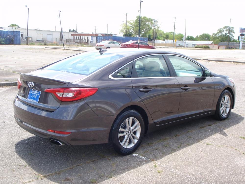 2016 DARK TRUFFLE METALLIC /TAN Hyundai Sonata SE (5NPE24AF4GH) with an 2.4L L4 DOHC 16V engine, AUTOMATIC transmission, located at 2812 White Horse Road, Greenville, SC, 29611, (864) 269-1711, 34.808655, -82.434776 - 2.4 LITER 4 CYLINDER ENGINE,16 INCH ALLOY WHEELS,NEW SET OF TIRES,ANTI LOCK BRAKES,TILT/REACH STEERING,A/C,DUAL AIRBAGS,FRONT SIDE AIRBAGS,BODY COLOR BUMPERS,MIRRORS,AND DOOR HANDLES,CRUISE CONTROL,AUTOMATIC HEADLIGHTS,FRONT/REAR MAP READING LIGHTS,USB/AUX OUTLET,LIT VANITY MIRRORS,TRACTION CONTROL, - Photo #3