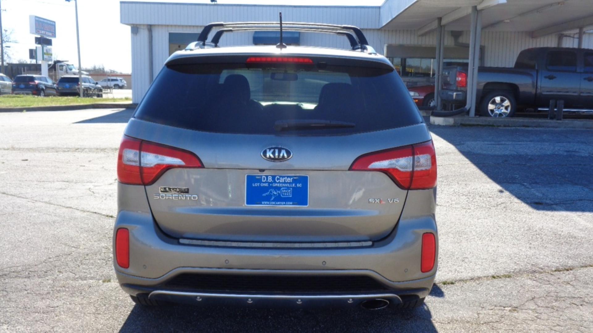 2015 /BLACK Kia Sorento SX V6 AWD (5XYKWDA73FG) with an 3.3L V6 DOHC 24V engine, 6-Speed Automatic transmission, located at 2812 White Horse Road, Greenville, SC, 29611, (864) 269-1711, 34.808655, -82.434776 - 3.3 LITER V6 ENGINE,ALL WHEEL DRIVE,19 INCH ALLOY WHEELS,ANTI LOCK BRAKES,ANTI THEFT SYSTEM,TILT/REACH STEERING,2 ZONE A/C CLIMATE CONTROL,DUAL AIRBAGS,FRONT/REAR SIDE AIRBAGS,BODT COLOR BUMPERS AND MIRRORS,CHROME DOOR HANDLES,CRUISE CONROL,FOG LIGHTS,AUTOMATIC HEADLIGHTS,USB/AUX OUTLETS,LIT VANITY - Photo#4