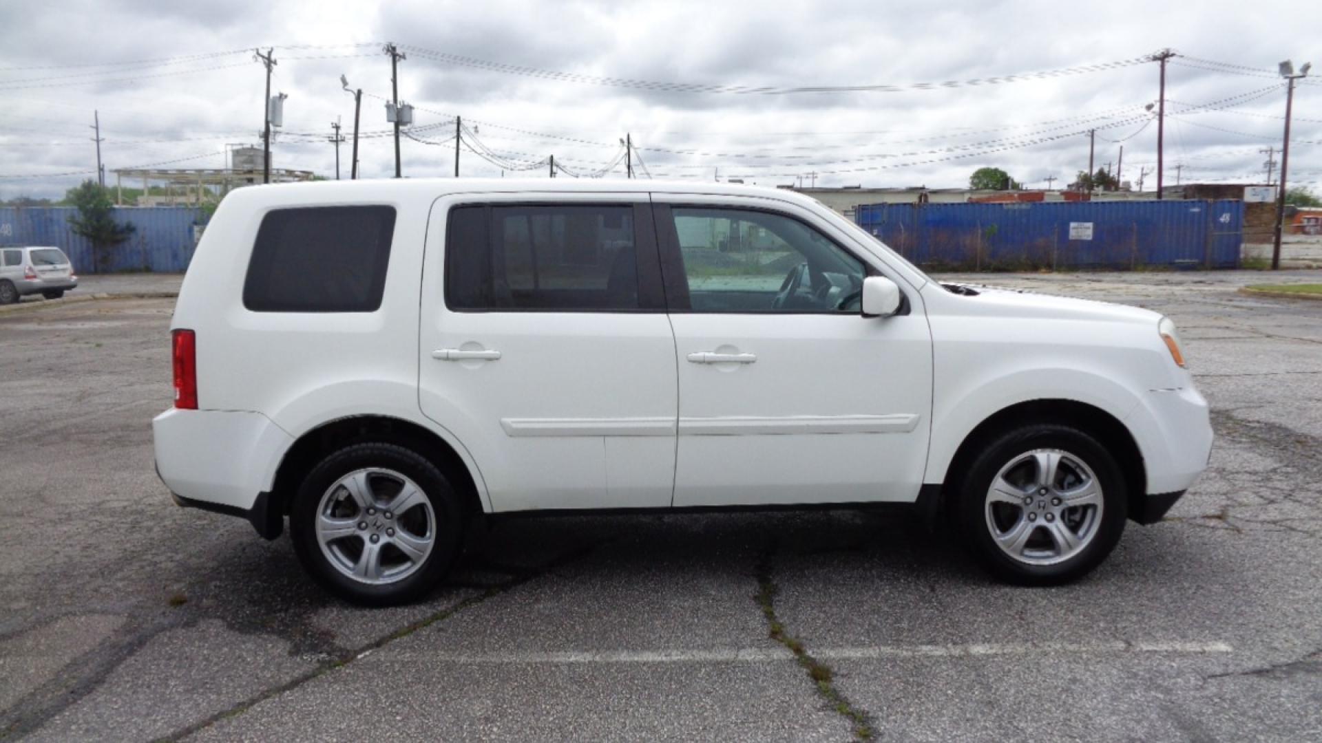 2013 WHITE /GRAY Honda Pilot EX-L 2WD 5-Spd AT (5FNYF3H53DB) with an 3.5L V6 SOHC 24V engine, 5-Speed Automatic transmission, located at 2812 White Horse Road, Greenville, SC, 29611, (864) 269-1711, 34.808655, -82.434776 - 3.5L V6 ENGINE,ALLOY WHEELS,ANTI LOCK BRAKES,ANTI THEFT SYSTEM,TILT/REACH STEERING,A/C, 2 ZONE A/C CLIMATE CONTROL,DUAL A/C,DUAL AIRBAGS,FRONT/REAR SIDE AIRBAGS,BODY COLOR BUMPERS,MIRRORS,AND DOOR HANDLES,CRUISE CONTROL,AUTOMATIC HEADLIGHTS,FOG LIGHTS,USB/AUX OUTLET,LIT VANITY MIRRORS,TRACTION CONTR - Photo#2