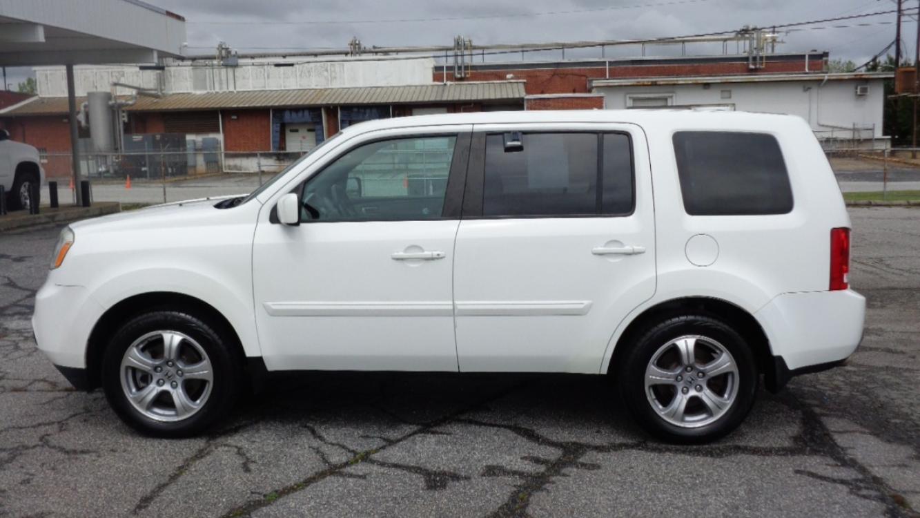 2013 WHITE /GRAY Honda Pilot EX-L 2WD 5-Spd AT (5FNYF3H53DB) with an 3.5L V6 SOHC 24V engine, 5-Speed Automatic transmission, located at 2812 White Horse Road, Greenville, SC, 29611, (864) 269-1711, 34.808655, -82.434776 - 3.5L V6 ENGINE,ALLOY WHEELS,ANTI LOCK BRAKES,ANTI THEFT SYSTEM,TILT/REACH STEERING,A/C, 2 ZONE A/C CLIMATE CONTROL,DUAL A/C,DUAL AIRBAGS,FRONT/REAR SIDE AIRBAGS,BODY COLOR BUMPERS,MIRRORS,AND DOOR HANDLES,CRUISE CONTROL,AUTOMATIC HEADLIGHTS,FOG LIGHTS,USB/AUX OUTLET,LIT VANITY MIRRORS,TRACTION CONTR - Photo #5