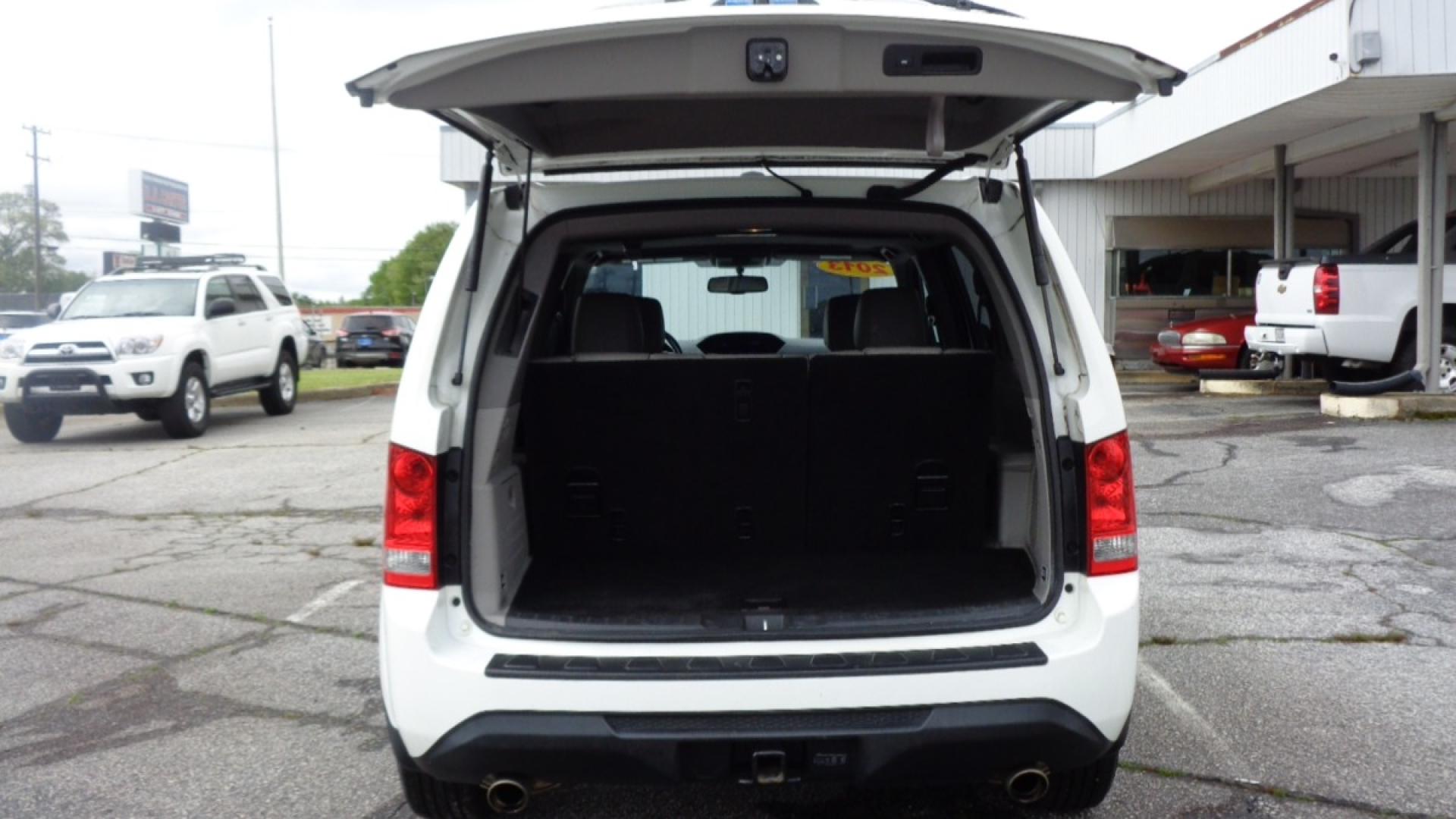 2013 WHITE /GRAY Honda Pilot EX-L 2WD 5-Spd AT (5FNYF3H53DB) with an 3.5L V6 SOHC 24V engine, 5-Speed Automatic transmission, located at 2812 White Horse Road, Greenville, SC, 29611, (864) 269-1711, 34.808655, -82.434776 - 3.5L V6 ENGINE,ALLOY WHEELS,ANTI LOCK BRAKES,ANTI THEFT SYSTEM,TILT/REACH STEERING,A/C, 2 ZONE A/C CLIMATE CONTROL,DUAL A/C,DUAL AIRBAGS,FRONT/REAR SIDE AIRBAGS,BODY COLOR BUMPERS,MIRRORS,AND DOOR HANDLES,CRUISE CONTROL,AUTOMATIC HEADLIGHTS,FOG LIGHTS,USB/AUX OUTLET,LIT VANITY MIRRORS,TRACTION CONTR - Photo#6
