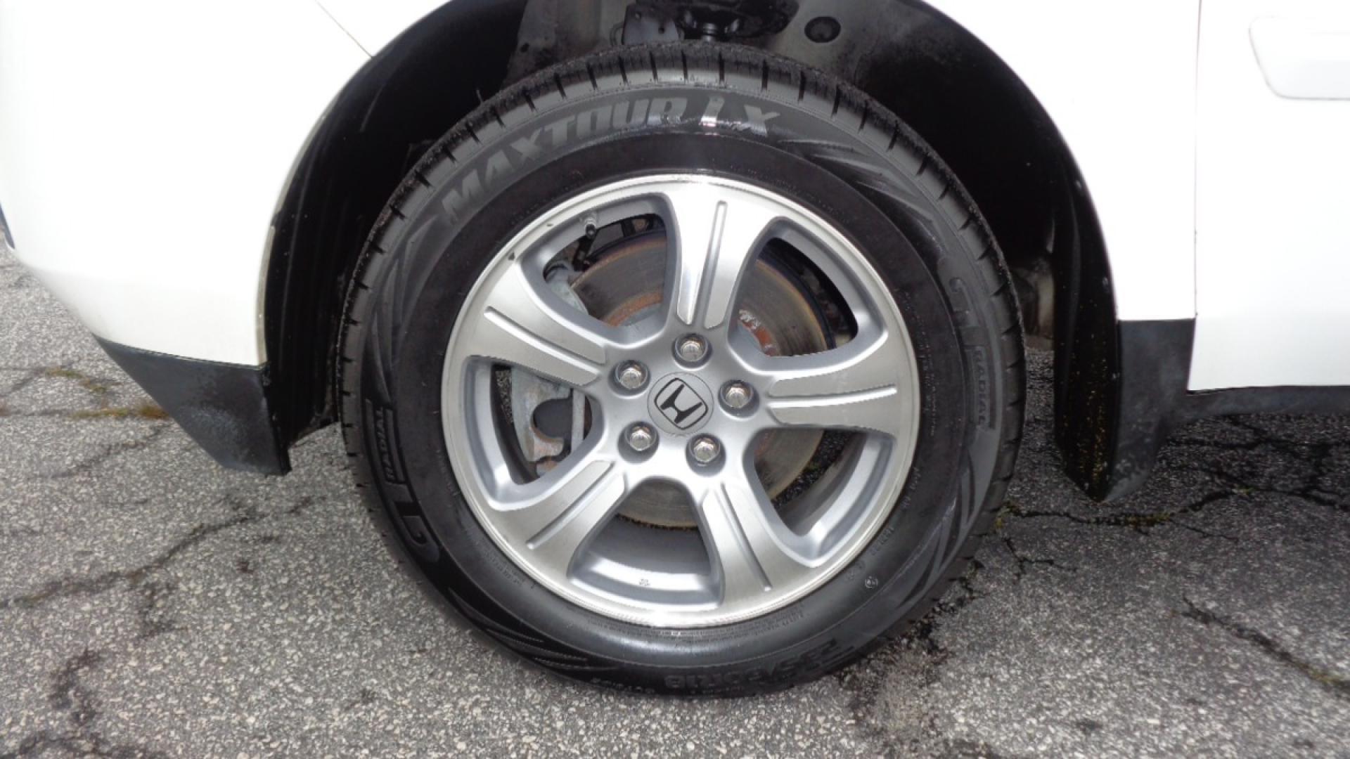 2013 WHITE /GRAY Honda Pilot EX-L 2WD 5-Spd AT (5FNYF3H53DB) with an 3.5L V6 SOHC 24V engine, 5-Speed Automatic transmission, located at 2812 White Horse Road, Greenville, SC, 29611, (864) 269-1711, 34.808655, -82.434776 - 3.5L V6 ENGINE,ALLOY WHEELS,ANTI LOCK BRAKES,ANTI THEFT SYSTEM,TILT/REACH STEERING,A/C, 2 ZONE A/C CLIMATE CONTROL,DUAL A/C,DUAL AIRBAGS,FRONT/REAR SIDE AIRBAGS,BODY COLOR BUMPERS,MIRRORS,AND DOOR HANDLES,CRUISE CONTROL,AUTOMATIC HEADLIGHTS,FOG LIGHTS,USB/AUX OUTLET,LIT VANITY MIRRORS,TRACTION CONTR - Photo#8