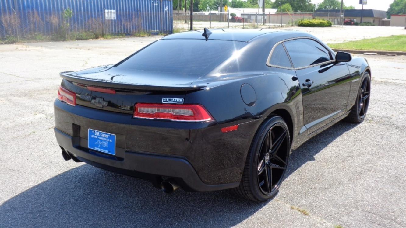 2015 /BLACK Chevrolet Camaro 1LT Coupe (2G1FD1E39F9) with an 3.6L V6 DOHC 24V FFV engine, 6-Speed Automatic transmission, located at 2812 White Horse Road, Greenville, SC, 29611, (864) 269-1711, 34.808655, -82.434776 - 3.6 LITER V6 ENGINE, 22 INCH BLACK RIMS W/ NEW SET OF TIRES,ANTI LOCK BRAKES,TILT/REACH STEERING,A/C,DUAL AIRBAGS,FRONT SIDE AIRBAGS,BODY COLOR BUMPERS,MIRRORS,AND DOOR HANDLES,CRUISE CONTROL, FOG LIGHTS ,AUTOMATIC HEADLIGHTS,USB/AUX OUTLET,VANITY MIRRORS,TRACTION COTNROL,POWER MIRRORS,WINDOWS,AND D - Photo #3