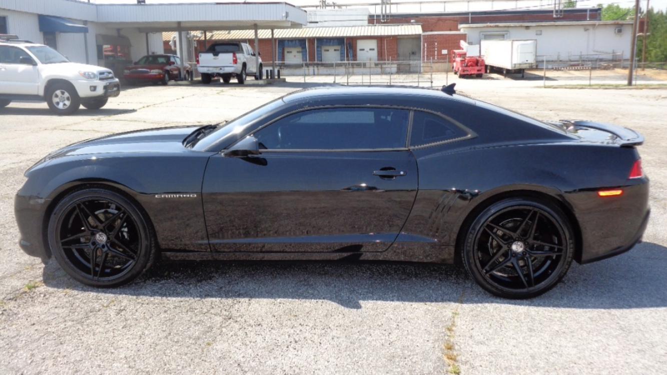 2015 /BLACK Chevrolet Camaro 1LT Coupe (2G1FD1E39F9) with an 3.6L V6 DOHC 24V FFV engine, 6-Speed Automatic transmission, located at 2812 White Horse Road, Greenville, SC, 29611, (864) 269-1711, 34.808655, -82.434776 - 3.6 LITER V6 ENGINE, 22 INCH BLACK RIMS W/ NEW SET OF TIRES,ANTI LOCK BRAKES,TILT/REACH STEERING,A/C,DUAL AIRBAGS,FRONT SIDE AIRBAGS,BODY COLOR BUMPERS,MIRRORS,AND DOOR HANDLES,CRUISE CONTROL, FOG LIGHTS ,AUTOMATIC HEADLIGHTS,USB/AUX OUTLET,VANITY MIRRORS,TRACTION COTNROL,POWER MIRRORS,WINDOWS,AND D - Photo #5