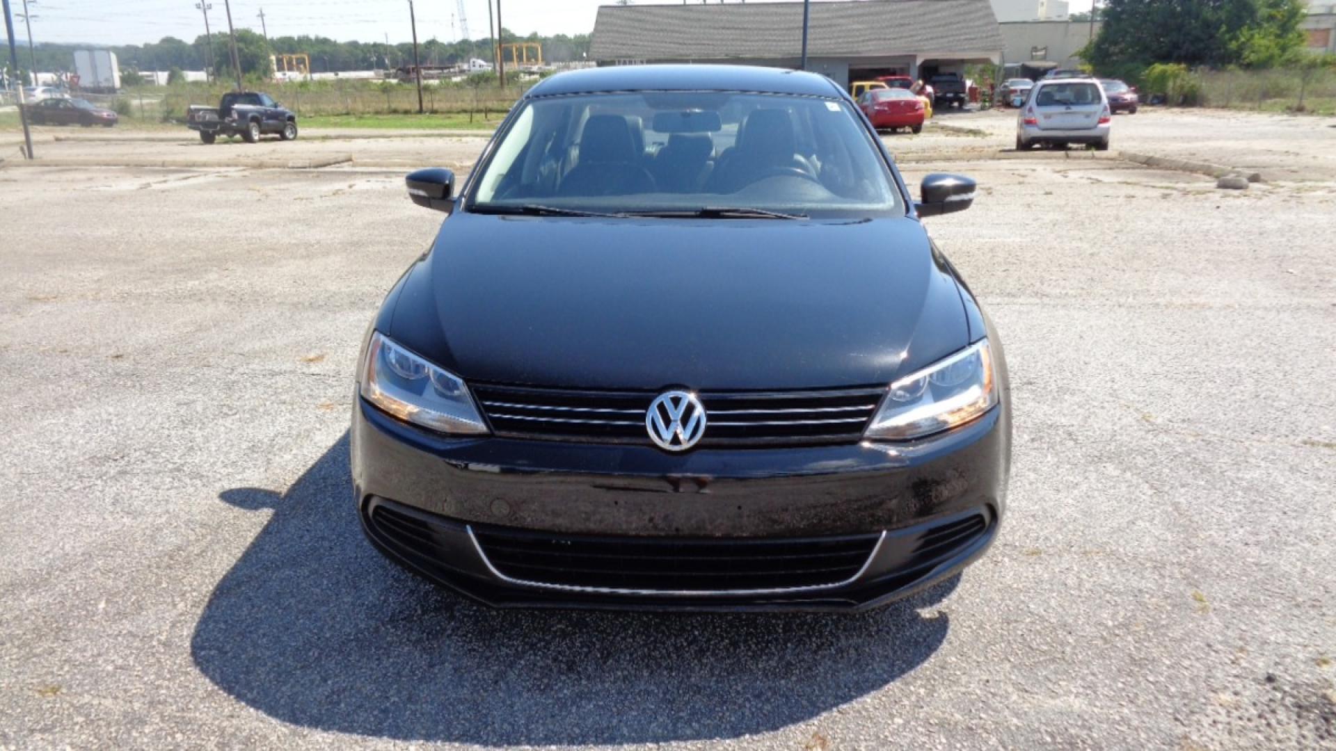 2013 /BLACK Volkswagen Jetta SE (3VWDX7AJ5DM) with an 2.5L L5 DOHC 20V engine, located at 2812 White Horse Road, Greenville, SC, 29611, (864) 269-1711, 34.808655, -82.434776 - 2.5 LITER 5 CYLINDER ENGINE,16 INCH ALLOY WHEELS,ANTI LOCK BRAKES,ANTI THEFT SYSTEM,TILT/REACH STEERING,A/C,DUAL AIRBAGS,FRONT SIDE AIRBAGS,BODY COLOR BUMPERS,MIRRORS,AND DOOR HANDLES,CRUISE CONTROL,AUX OUTLET,LIT VANITY MIRRORS,TRACTION CONTROL,HEATED LEATHER SEATS,POWER MIRRORS,WINDOWS,AND DOOR LO - Photo#1