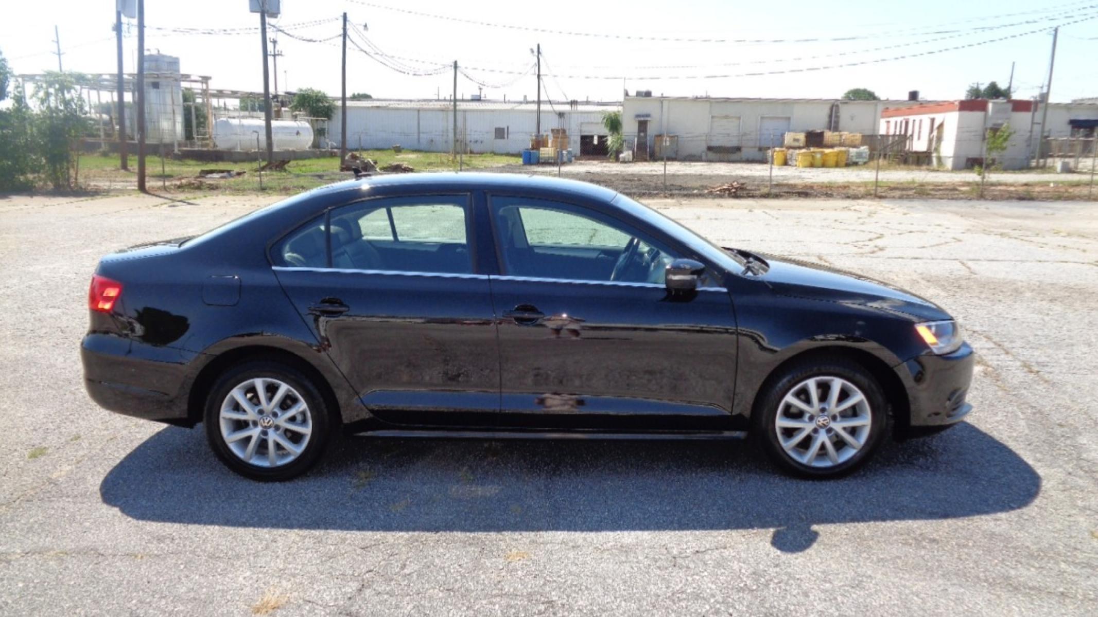 2013 /BLACK Volkswagen Jetta SE (3VWDX7AJ5DM) with an 2.5L L5 DOHC 20V engine, located at 2812 White Horse Road, Greenville, SC, 29611, (864) 269-1711, 34.808655, -82.434776 - 2.5 LITER 5 CYLINDER ENGINE,16 INCH ALLOY WHEELS,ANTI LOCK BRAKES,ANTI THEFT SYSTEM,TILT/REACH STEERING,A/C,DUAL AIRBAGS,FRONT SIDE AIRBAGS,BODY COLOR BUMPERS,MIRRORS,AND DOOR HANDLES,CRUISE CONTROL,AUX OUTLET,LIT VANITY MIRRORS,TRACTION CONTROL,HEATED LEATHER SEATS,POWER MIRRORS,WINDOWS,AND DOOR LO - Photo #2