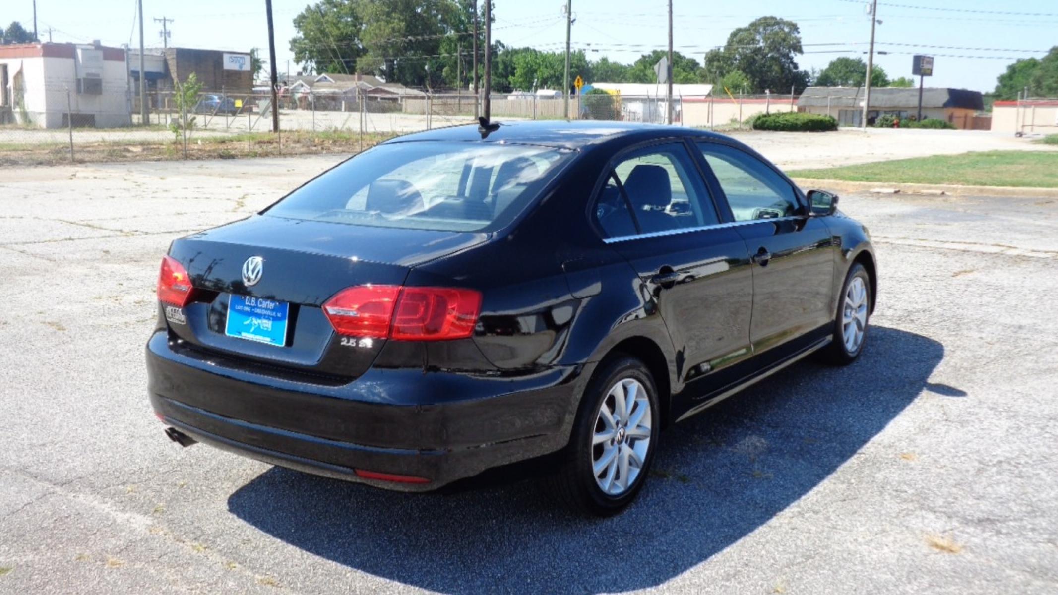 2013 /BLACK Volkswagen Jetta SE (3VWDX7AJ5DM) with an 2.5L L5 DOHC 20V engine, located at 2812 White Horse Road, Greenville, SC, 29611, (864) 269-1711, 34.808655, -82.434776 - 2.5 LITER 5 CYLINDER ENGINE,16 INCH ALLOY WHEELS,ANTI LOCK BRAKES,ANTI THEFT SYSTEM,TILT/REACH STEERING,A/C,DUAL AIRBAGS,FRONT SIDE AIRBAGS,BODY COLOR BUMPERS,MIRRORS,AND DOOR HANDLES,CRUISE CONTROL,AUX OUTLET,LIT VANITY MIRRORS,TRACTION CONTROL,HEATED LEATHER SEATS,POWER MIRRORS,WINDOWS,AND DOOR LO - Photo #3