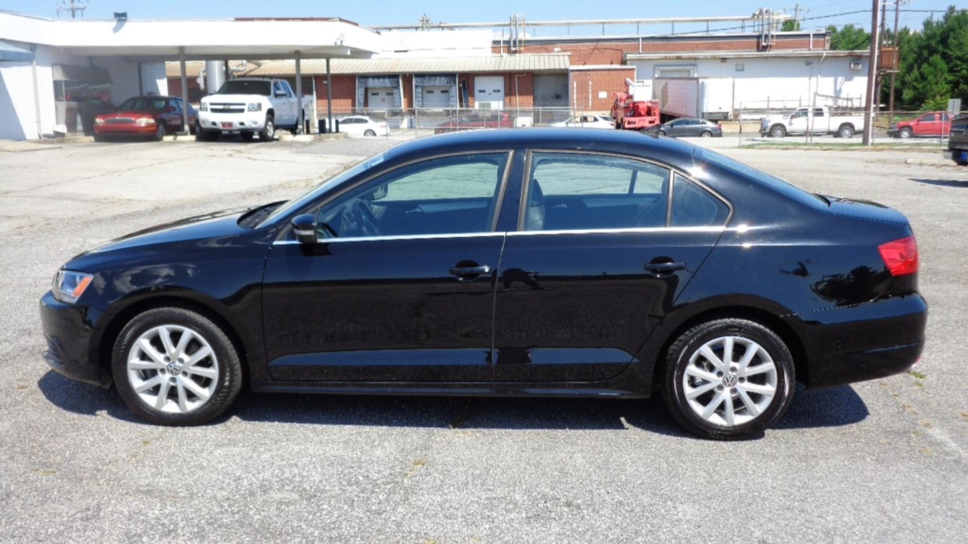 2013 /BLACK Volkswagen Jetta SE (3VWDX7AJ5DM) with an 2.5L L5 DOHC 20V engine, located at 2812 White Horse Road, Greenville, SC, 29611, (864) 269-1711, 34.808655, -82.434776 - 2.5 LITER 5 CYLINDER ENGINE,16 INCH ALLOY WHEELS,ANTI LOCK BRAKES,ANTI THEFT SYSTEM,TILT/REACH STEERING,A/C,DUAL AIRBAGS,FRONT SIDE AIRBAGS,BODY COLOR BUMPERS,MIRRORS,AND DOOR HANDLES,CRUISE CONTROL,AUX OUTLET,LIT VANITY MIRRORS,TRACTION CONTROL,HEATED LEATHER SEATS,POWER MIRRORS,WINDOWS,AND DOOR LO - Photo#5